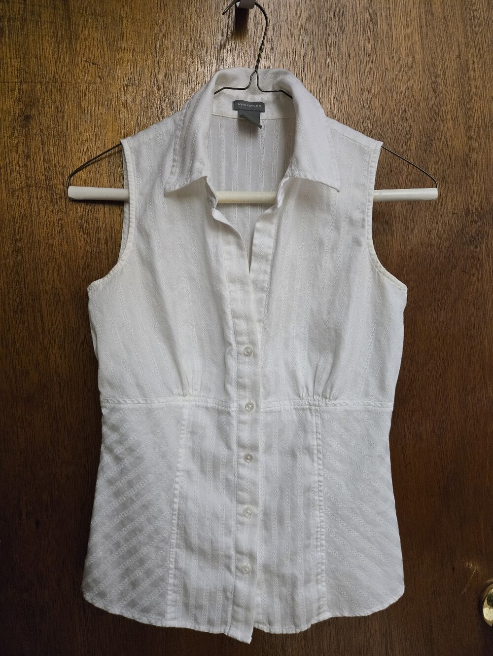 Ann Taylor White Sleeveless Button-Front Shirt size 0